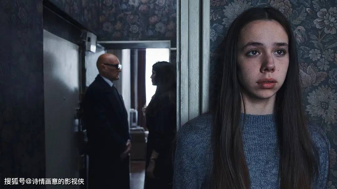 男子残忍地剥削女性，用刀割破衣物-第2张图片