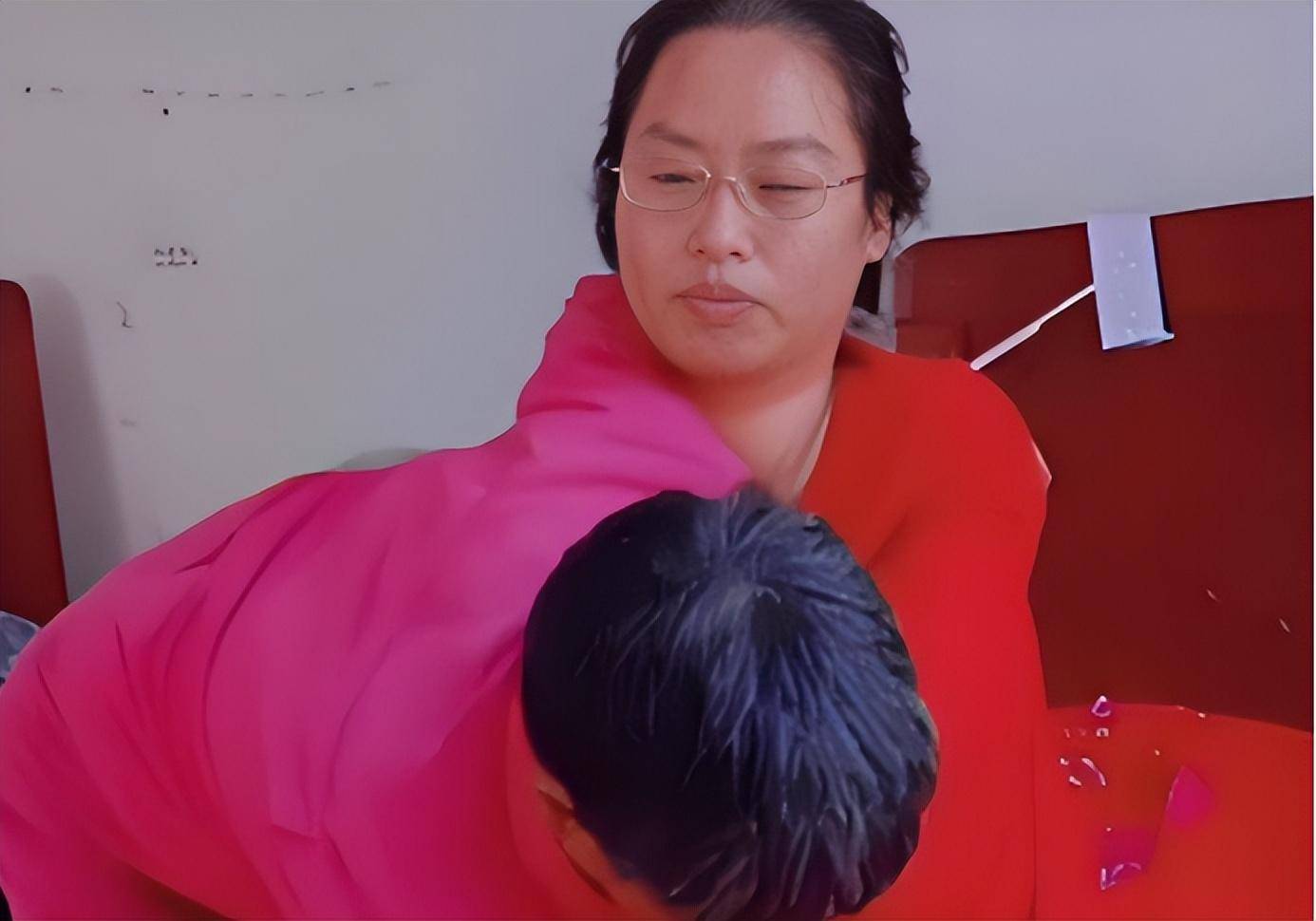 爸爸压着妈妈,妈妈在叫爸爸压着妈妈说疼还叫-第3张图片