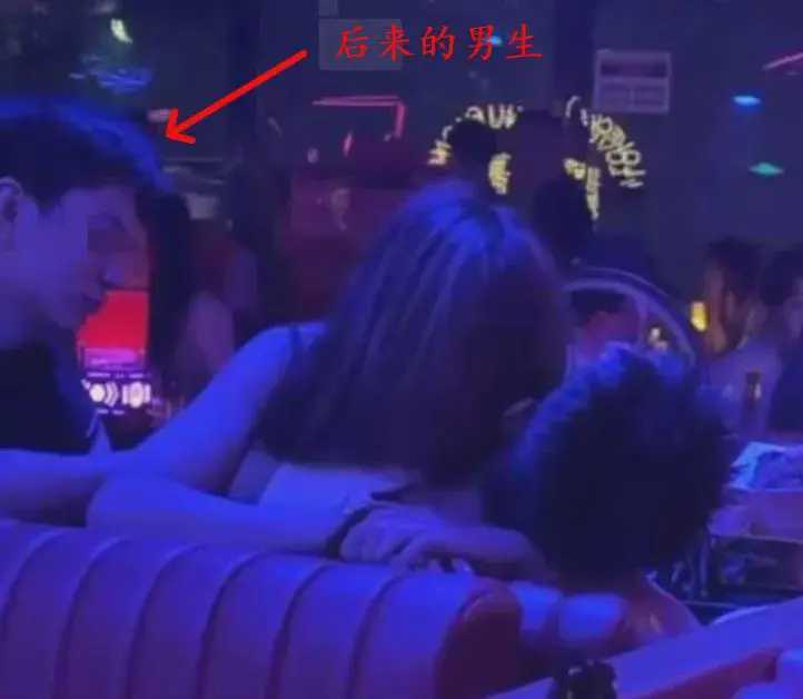 双乳被一左一右吃着的免费视频双乳被一左一右享美食-第3张图片