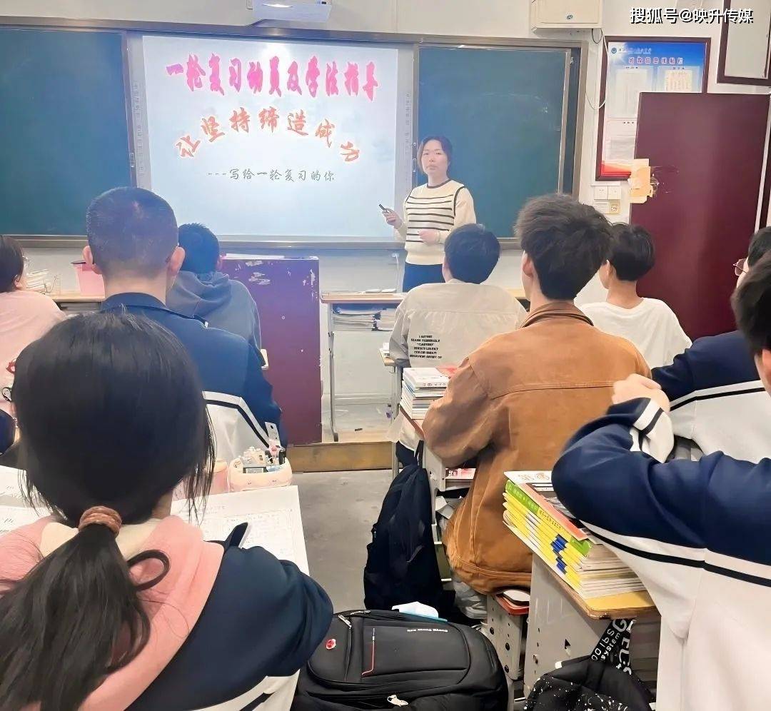老师抱着我在教室做老师抱着我在教室做