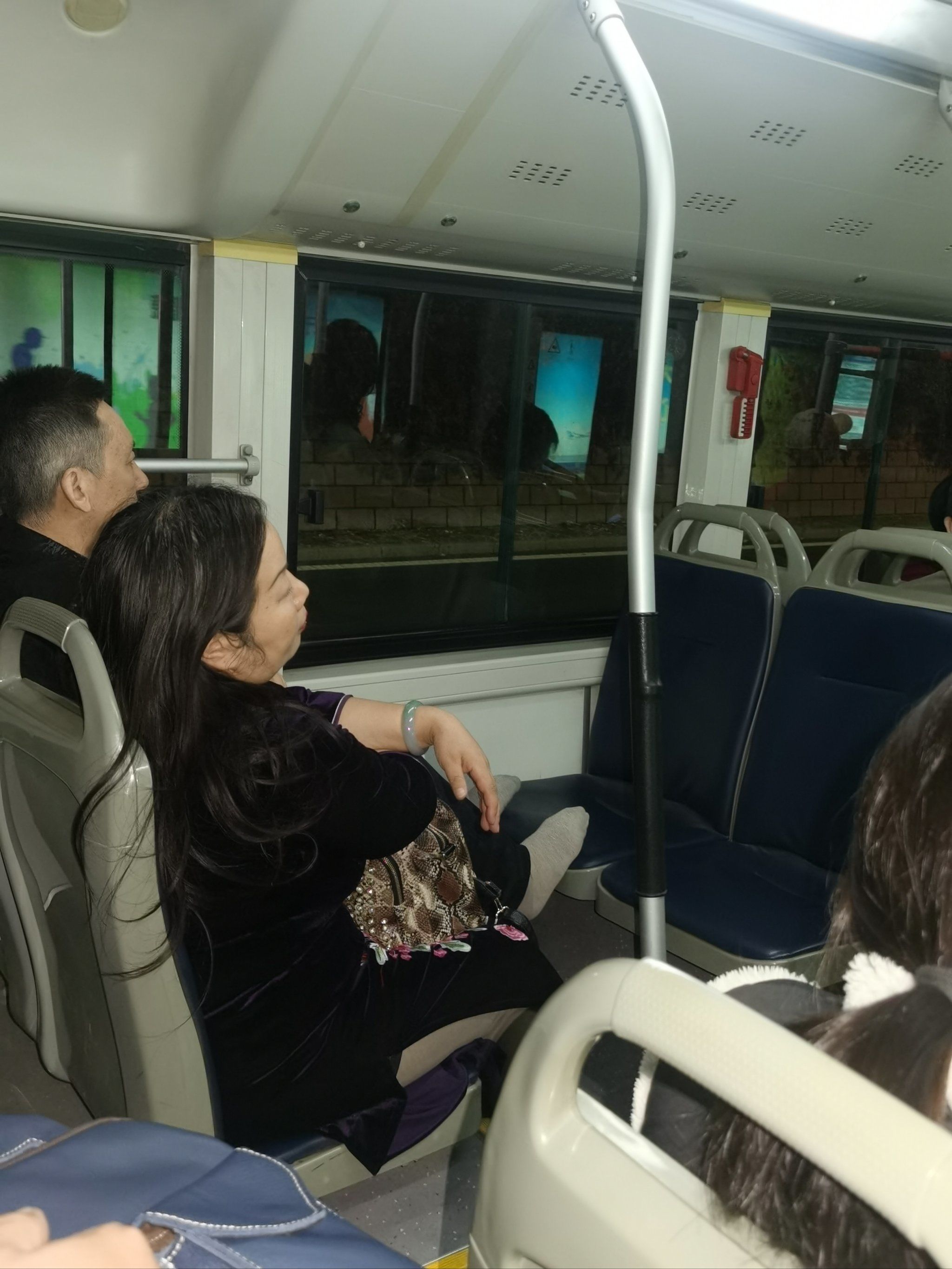 公交车车厢内公交车内车座疯狂做视频