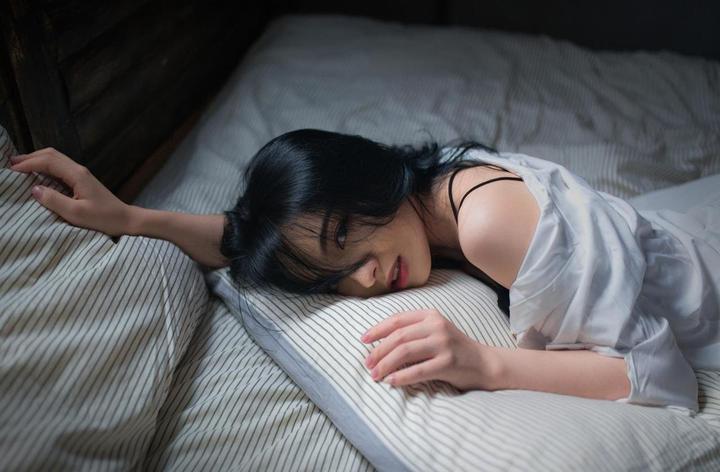 玩偶姐姐的梗源于网络，是一种充满趣味和情感的表达方式。这个梗通常指的是一种特殊的社交现象，涉及到一些具有特殊意义或象征意义的玩偶或角色。-第1张图片
