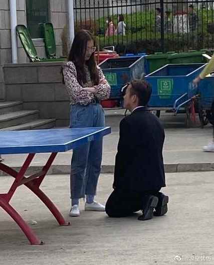 高贵女王妈妈脚下的贱狗小说女王虐男奴，权力与尊严的较量-第1张图片
