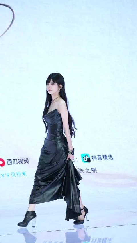井川里予红毛微博井川里予品尝热狗红肠