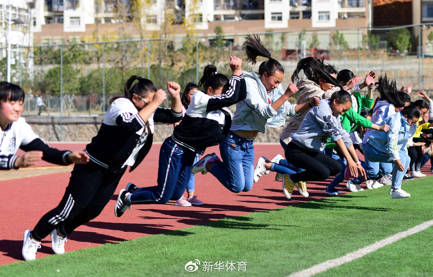 上体育课被拉到没人的地方