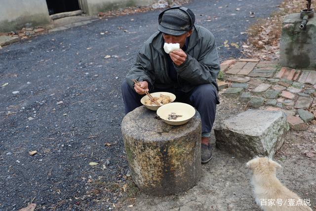 公交车上双乳被老汉揉搓玩公交车上的温馨一幕，老汉揉搓双乳玩-第3张图片