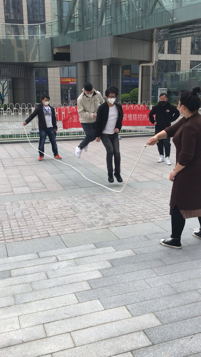 穿戴式跳D放在里面坐公交车穿戴式跳D与坐公交车的奇妙体验-第1张图片