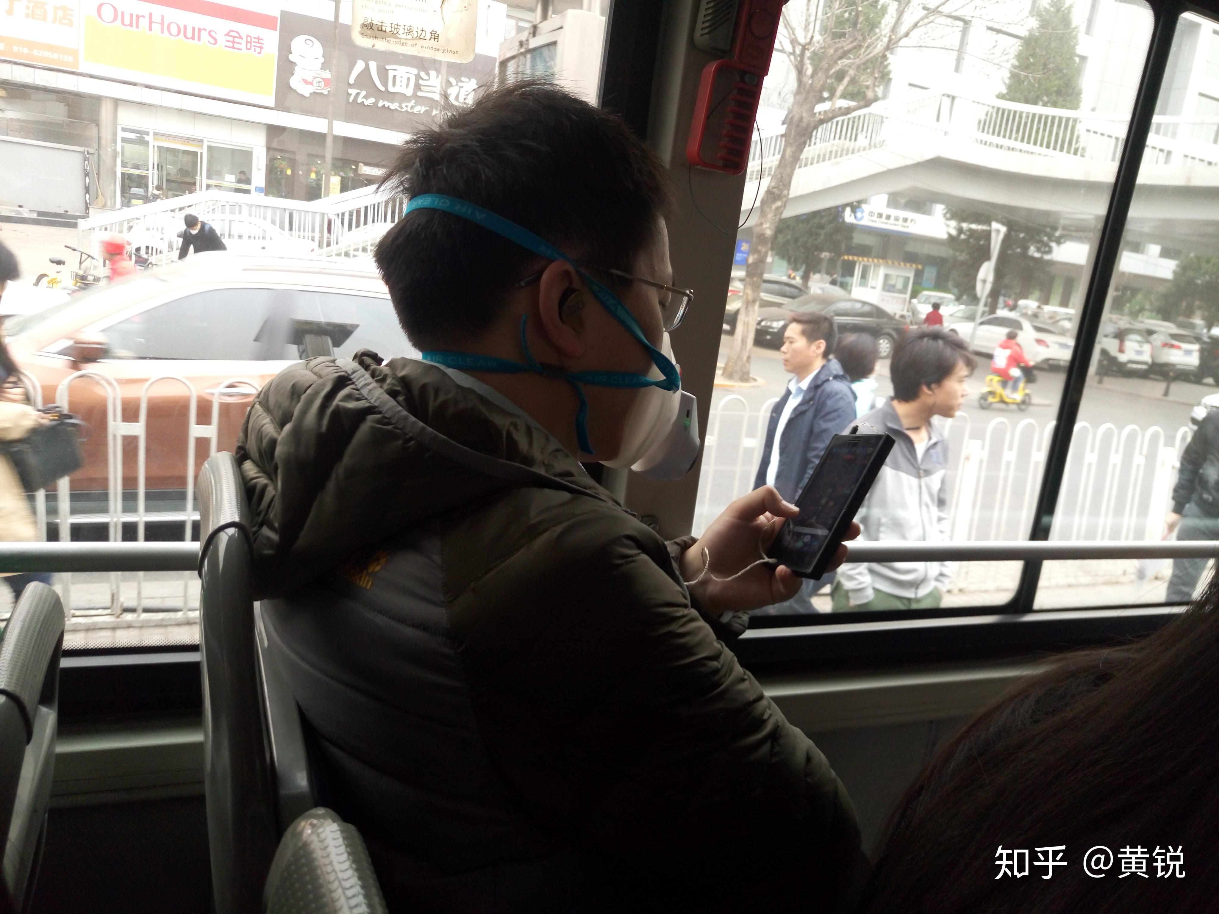 公交车上的诗绵抱着孩子阅读公交车上的诗绵
