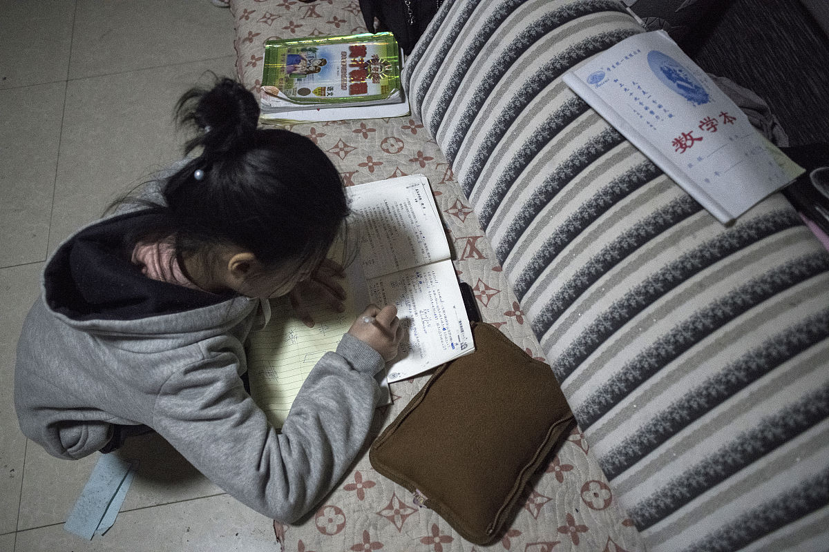 学渣坐在学霸的鸡叭上写作业-第2张图片