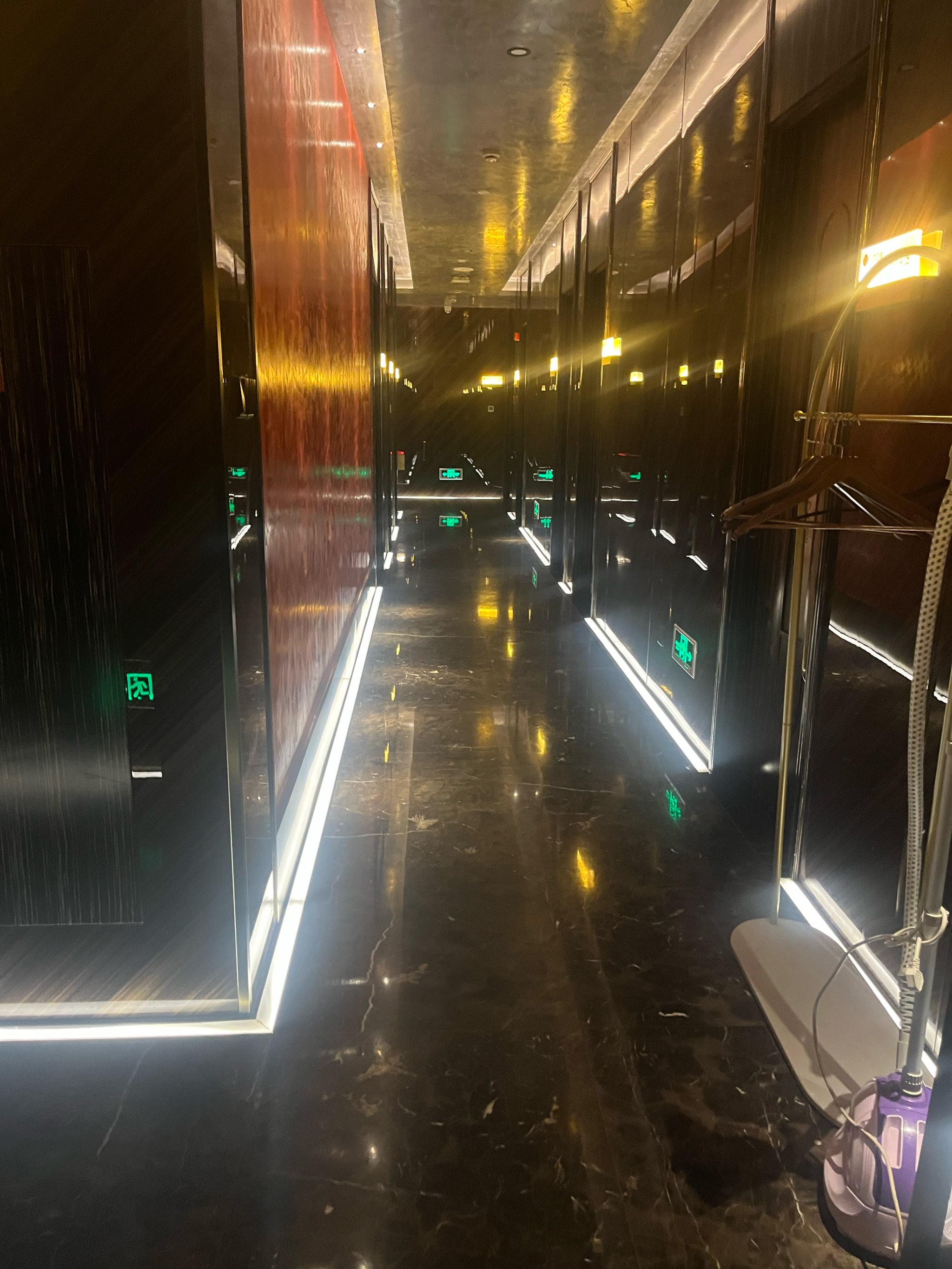 按摩师坐在两腿中间-第3张图片