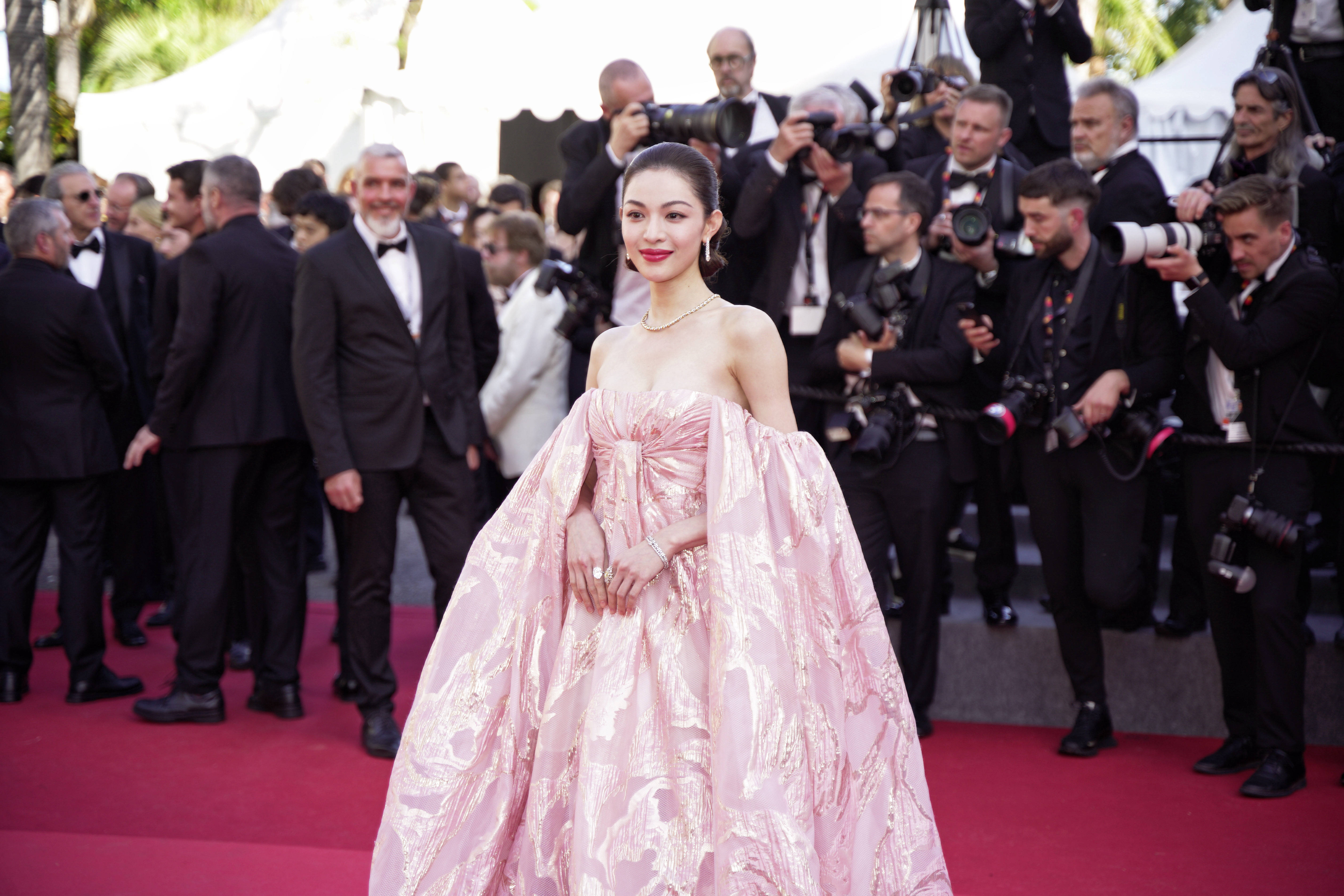 亲吻脱内衣的视频韩国亲吻脱内衣视频，浪漫与真实的交织-第2张图片