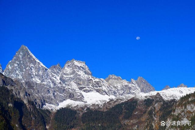 香格里拉在哪香格里拉位于云南省的藏区地区，是云南省内著名的旅游胜地。香格里拉是一个历史悠久、文化底蕴深厚的地区，拥有得天独厚的自然风光和人文景观。-第1张图片