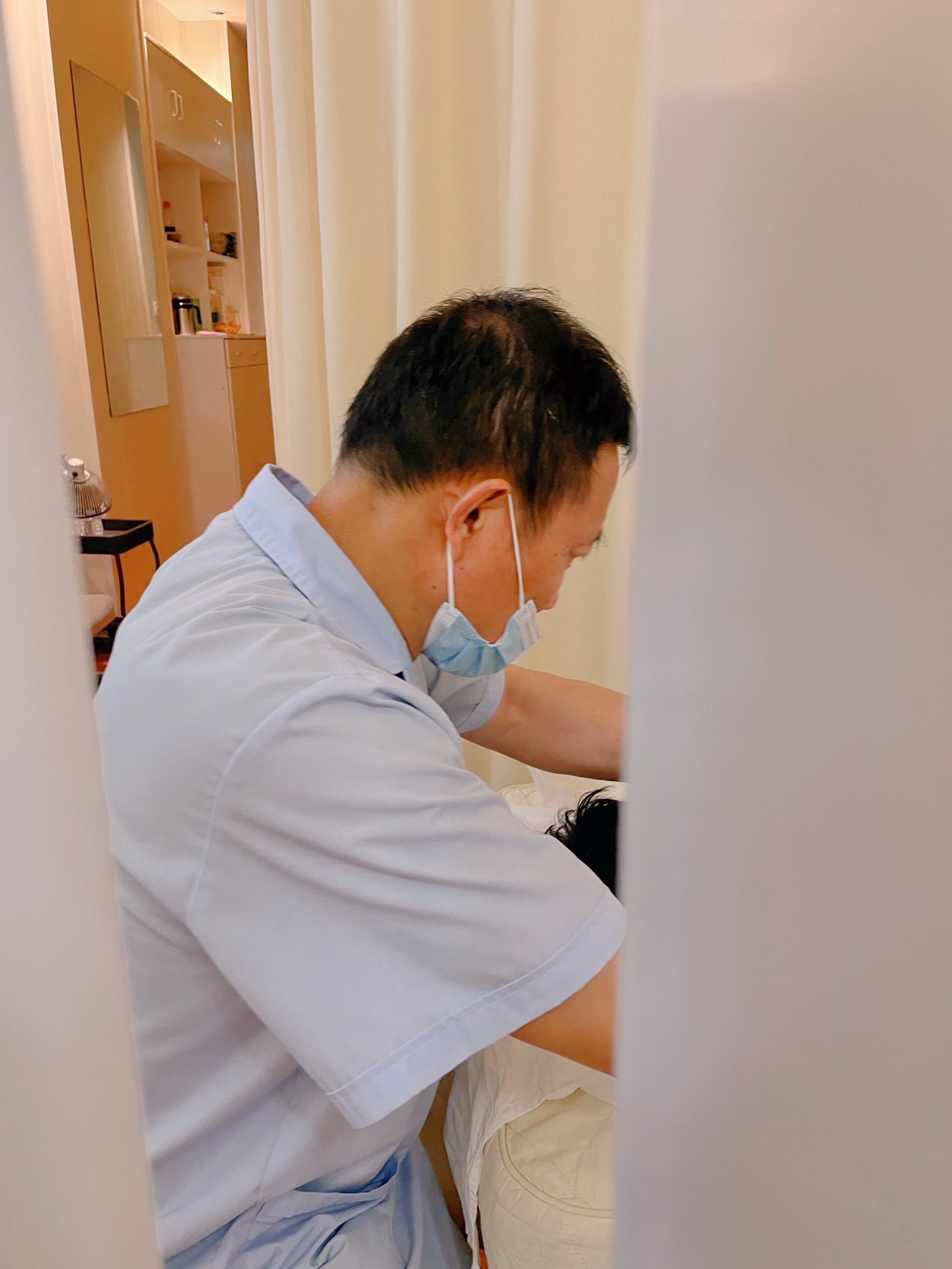 女子和丈夫做全身按摩被看精光女子与丈夫享受全身按摩，却被众人窥视精光-第3张图片