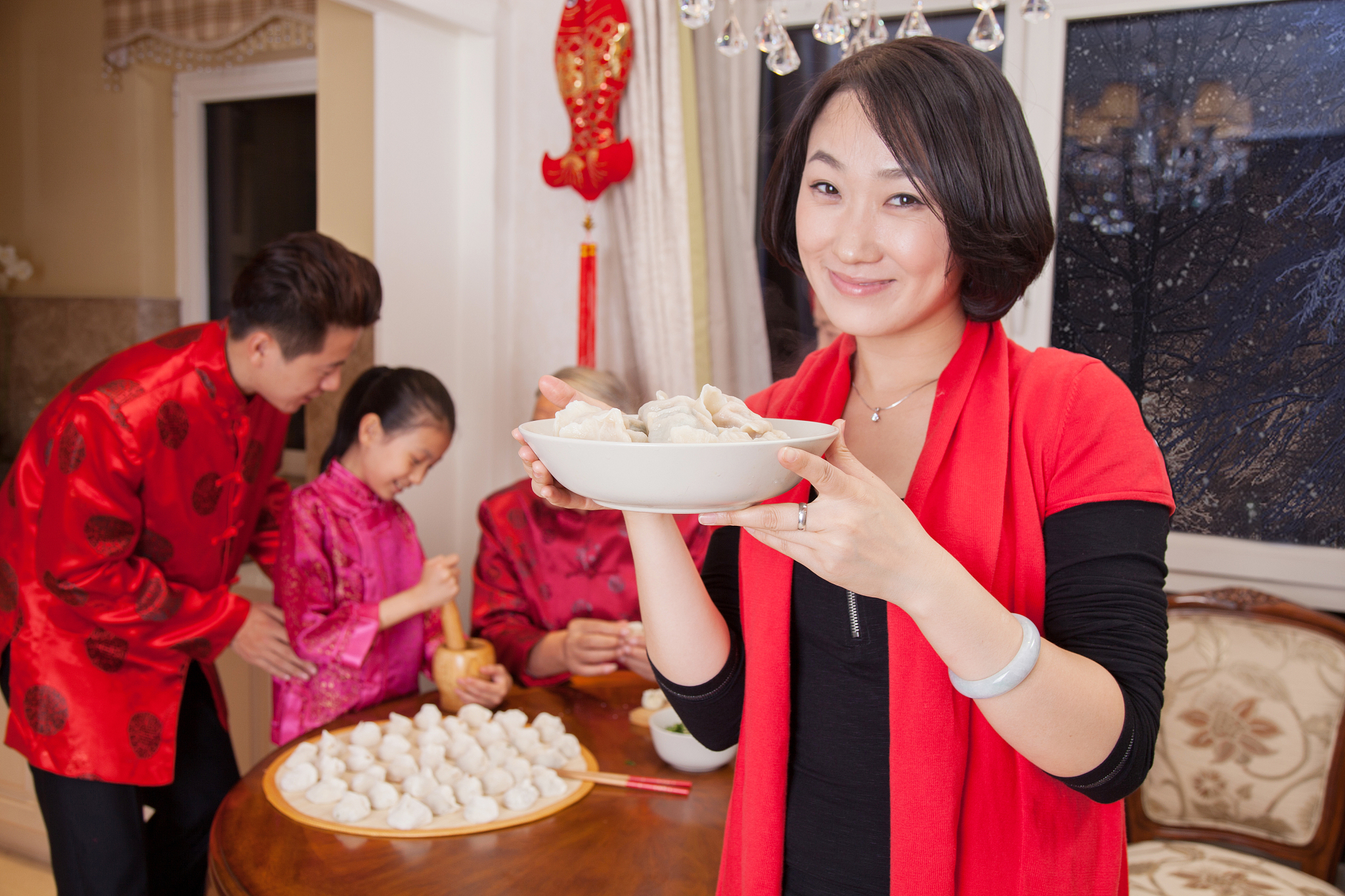 春晚什么时候开始播的春晚开始播的时间因年份而异，但通常在春节期间举行。春晚是中国最大的传统节日之一，每年都会在特定的时间开始播出。-第2张图片