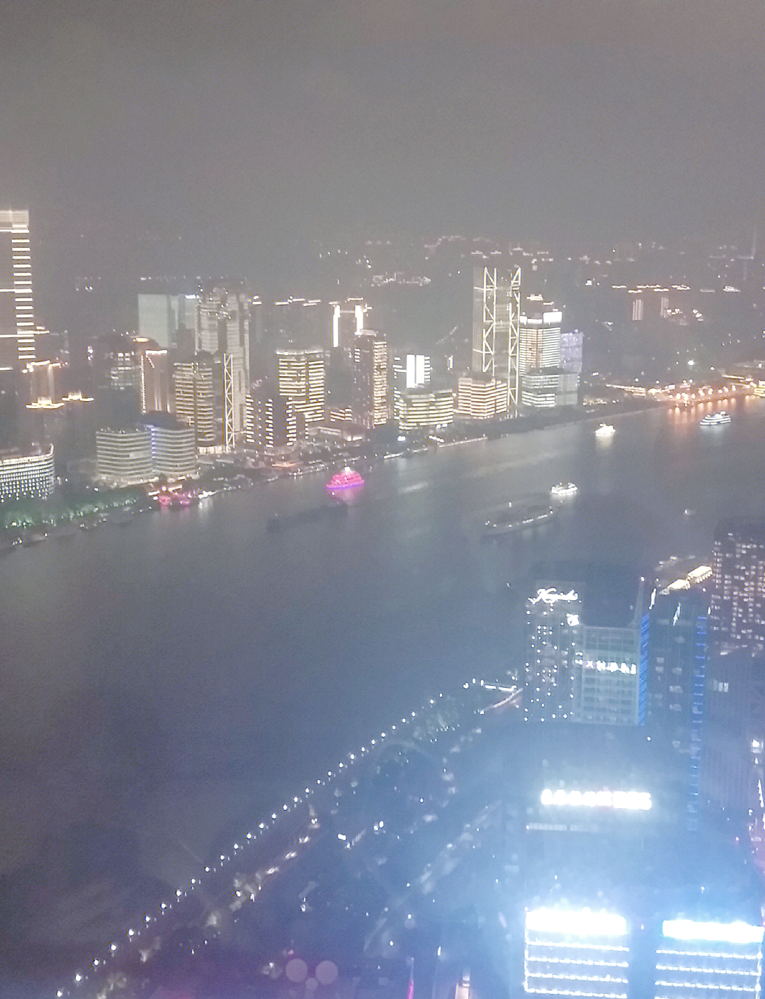 上海 台风上海遭遇台风，风雨中的城市之旅