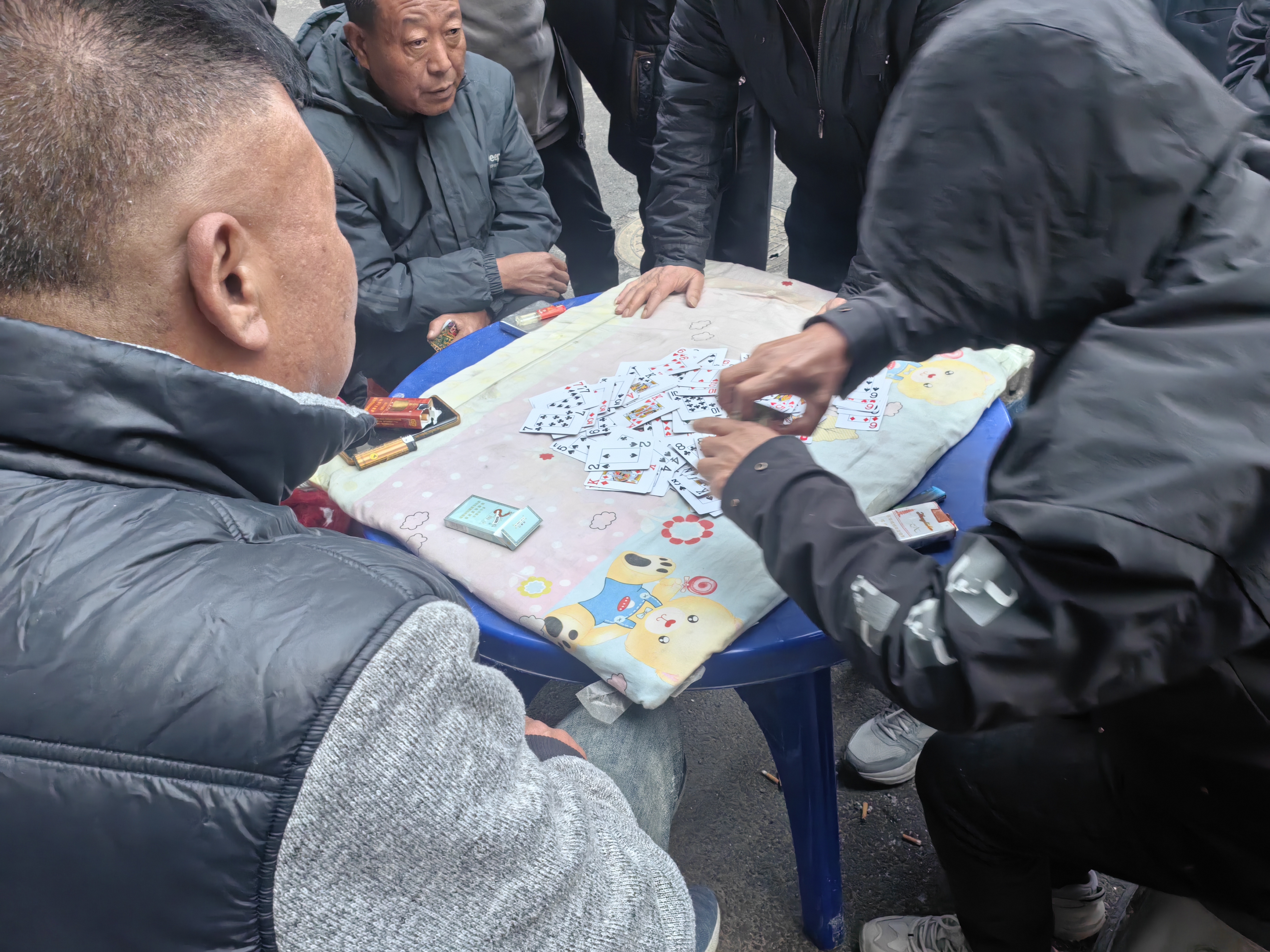 晚上打扑克又疼又叫晚上打扑克又疼又叫-第2张图片