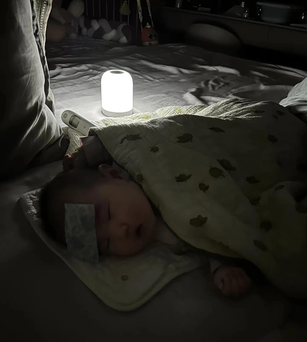 晚上孩子偷偷的睡了我晚上孩子偷偷睡在我身边