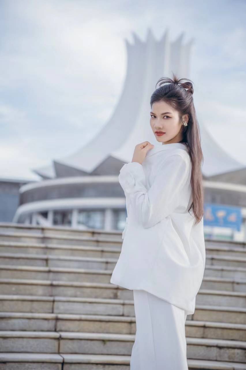 mc莉娜MC莉娜，时尚界的璀璨之星-第1张图片