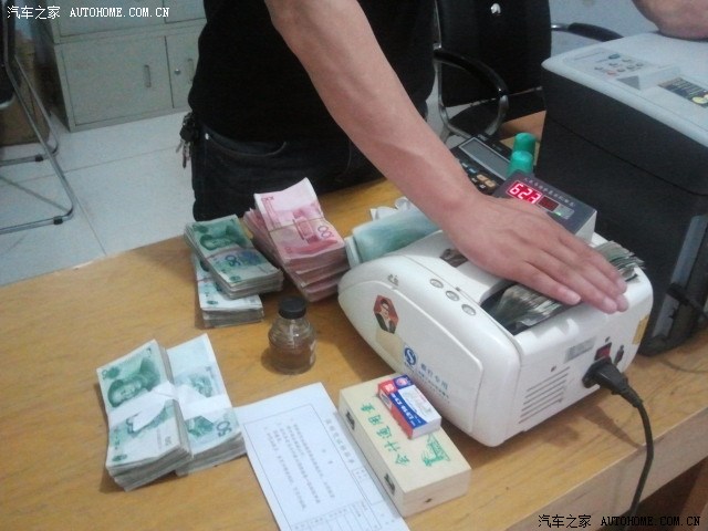 等不及在车里做一次-第2张图片