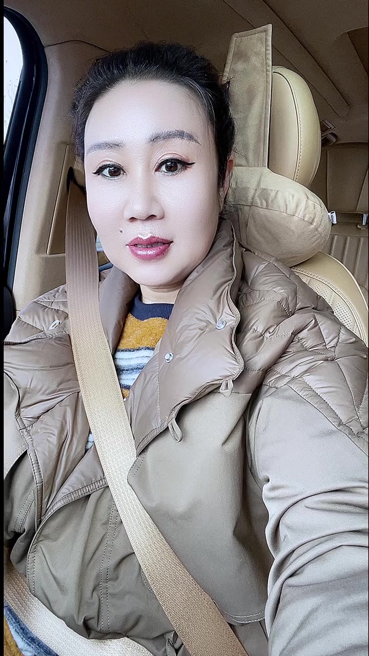 抖音月月大小姐最经典十首歌曲抖音月月大小姐，魅力四溢的时尚达人-第1张图片